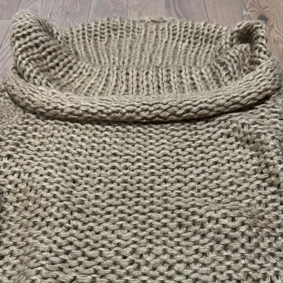 Cozy Hand-Knit Chunky Sweater. Beige. Oversized Large. Polyester Yarn. Cropped. - Picture 2 of 6